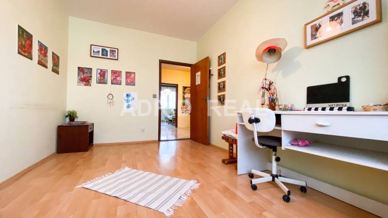 SALE OF A SPACIOUS FOUR-ROOM APARTMENT & SOURCE OF INSPIRATION 