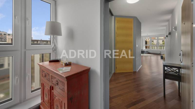 EXCEPTIONALITY, SPATIALITY & INSPIRATION: RENT OF THREE-ROOM APARTMENT