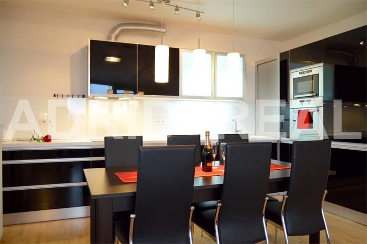 DAZZLING & PRACTICAL THREE-BEDROOM APARATMENT IN NEW BUILDING
