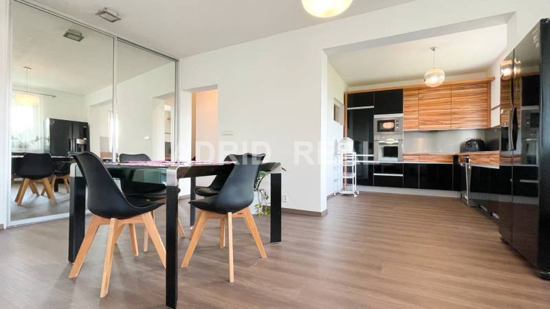 DESIGN EXCELLENT HOUSING: FOUR-ROOM MAISONETTE FOR RENT